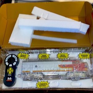 NEW Menards O Scale Menards Santa Fe 3945 Diesel Locomotive
